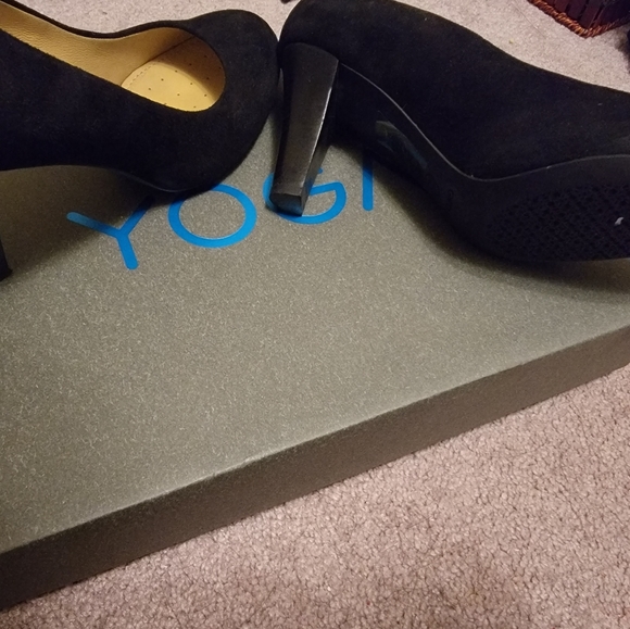 BEAUTIFUL BLACK SUEDE HEELS - Picture 4 of 4